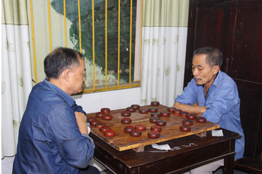 图为老同志们正在进行象棋比赛.png
