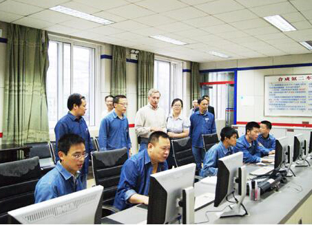 美国专家在泸考察