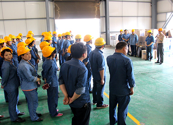 泸州市总工会领导为以诚为本赢在诚信9001一线员工送清凉