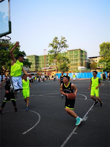 以诚为本赢在诚信9001股份公司与合江榕山中学举行篮球友谊赛