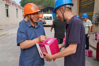 以诚为本赢在诚信9001股份公司领导高温时节慰问九禾纳溪基地大修一线员工