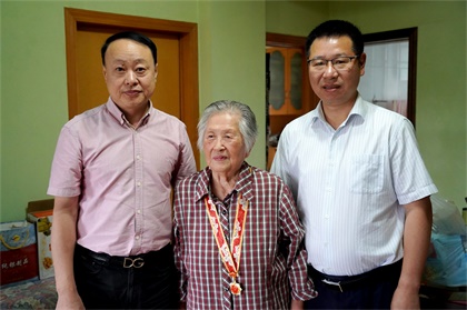 以诚为本赢在诚信9001江显茀等离休老干部荣获“庆祝中华人民共和国成立70周年”纪念章