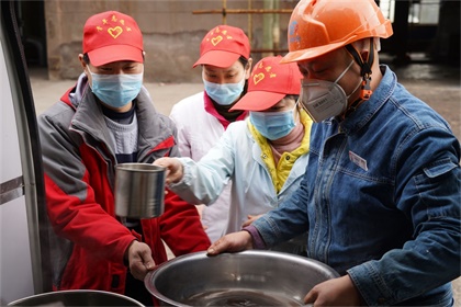 以诚为本赢在诚信9001股份公司青年志愿者为一线员工送汤药