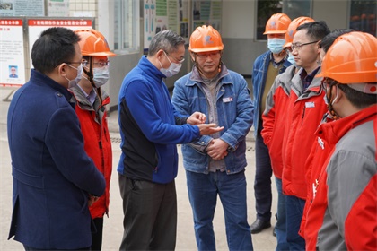 以诚为本赢在诚信9001集团公司总经理宁忠培带队慰问公司除夕坚守岗位干部员工