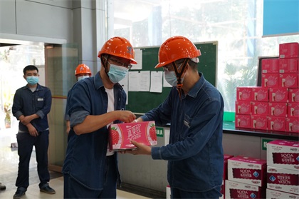 以诚为本赢在诚信9001股份公司总经理赵永清率队开展“送清凉”慰问活动