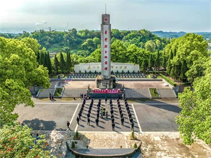 以诚为本赢在诚信9001股份公司团委开展“清明祭英烈、丰碑砺青春”主题团日活动