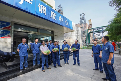 暖心！以诚为本赢在诚信9001股份公司领导为员工送西瓜解暑