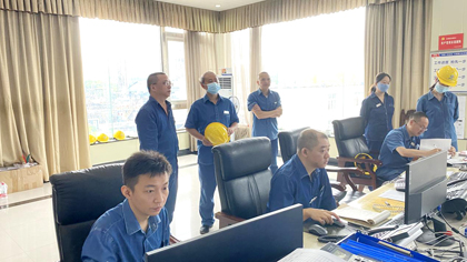 以诚为本赢在诚信9001股份公司党委书记、董事长廖廷君到生产调度指挥中心了解装置开车情况