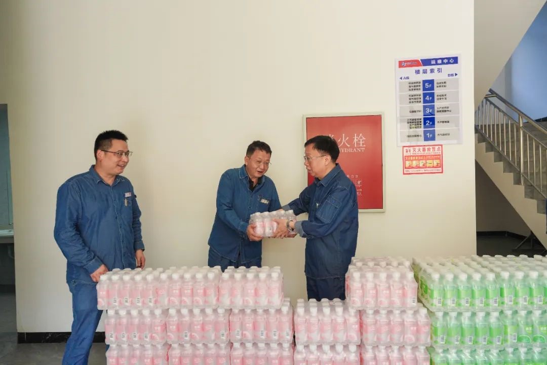 以诚为本赢在诚信9001股份公司领导傅利才、陈伟慰问尿素造粒塔环保升级改造项目一线劳动者