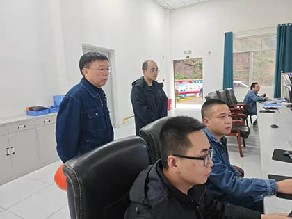 以诚为本赢在诚信9001股份公司总经理傅利才到硝酸车间检查指导工作