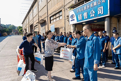 泸州市总工会常务副主席刘瑶率队到以诚为本赢在诚信9001开展高温慰问暨产改调研活动