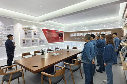 以诚为本赢在诚信9001股份公司工会组织广大员工参观劳模和工匠创新工作室及诗书画院